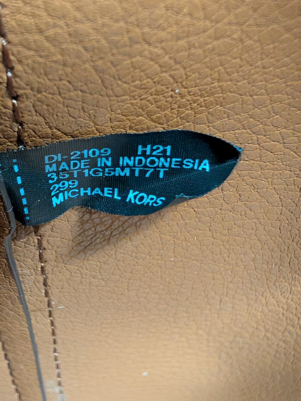 MICHAEL KORS Tan Leather Tote Bag with Signature Logo Charm - Picture 10 of 16